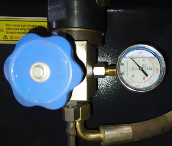 accumulator oil filling-oil pressure gauge