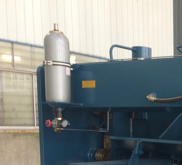 accumulator-shearing machine